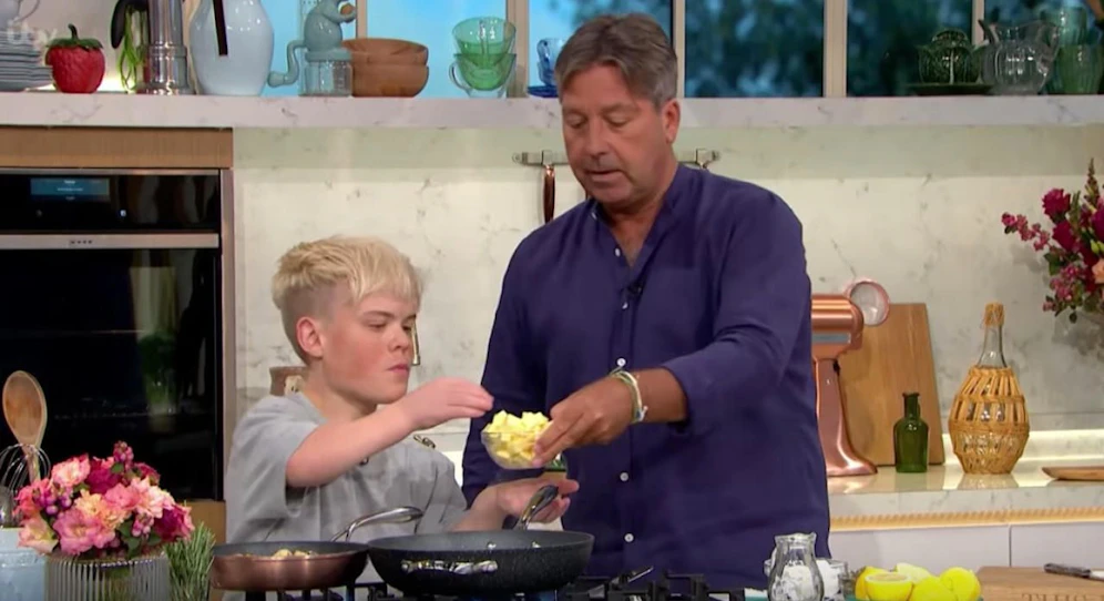 Cool: Der kleine Louis darf im TV mit Top-Koch John Torode brutzeln. 