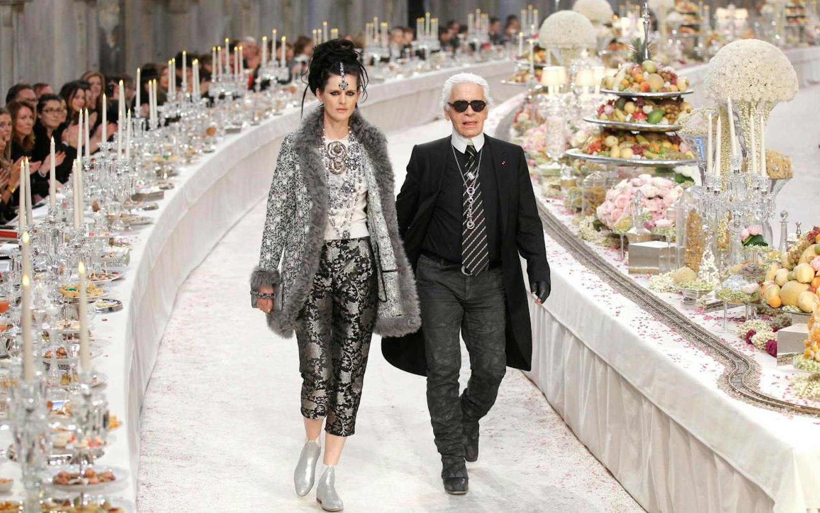 Lagerfeld bei einer Modeschau: Der Designer gilt als harter Kritiker Merkels.