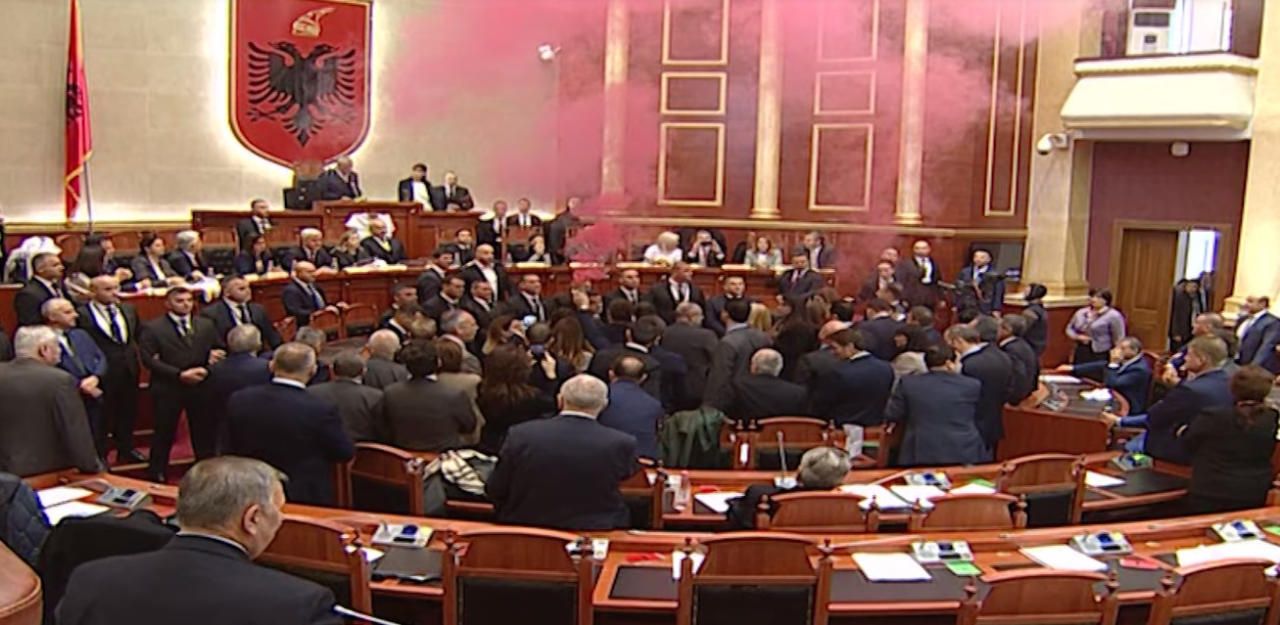 Heute.at - Opposition zündet Rauchbombe im Parlament