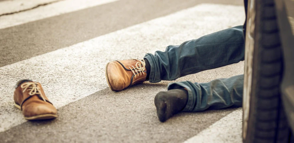 Ein Pkw-Fahrer übersah einen Fußgänger am Schutzweg. Der 45-Jährige wurde verletzt, sein Kind blieb unverletzt (Symbolbild).