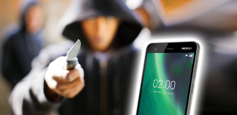 Zwei Männer aus Timelkam (36 und 29) stehlen in Lenzing einem 40-jährigen Deutschen das Handy. Dieser zückt ein Küchenmesser, bedroht die Diebe und holt sich das Telefon wieder zurück.