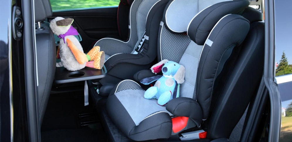 Die Frau hat ihren Sohn vergessen.