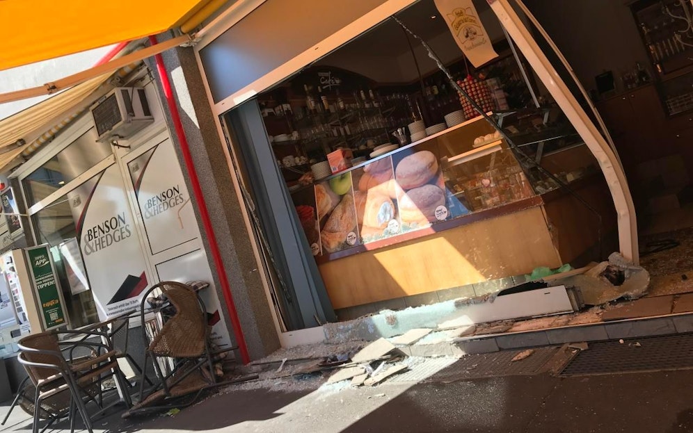 In diesen kleinen Gastgarten fuhr das Auto.