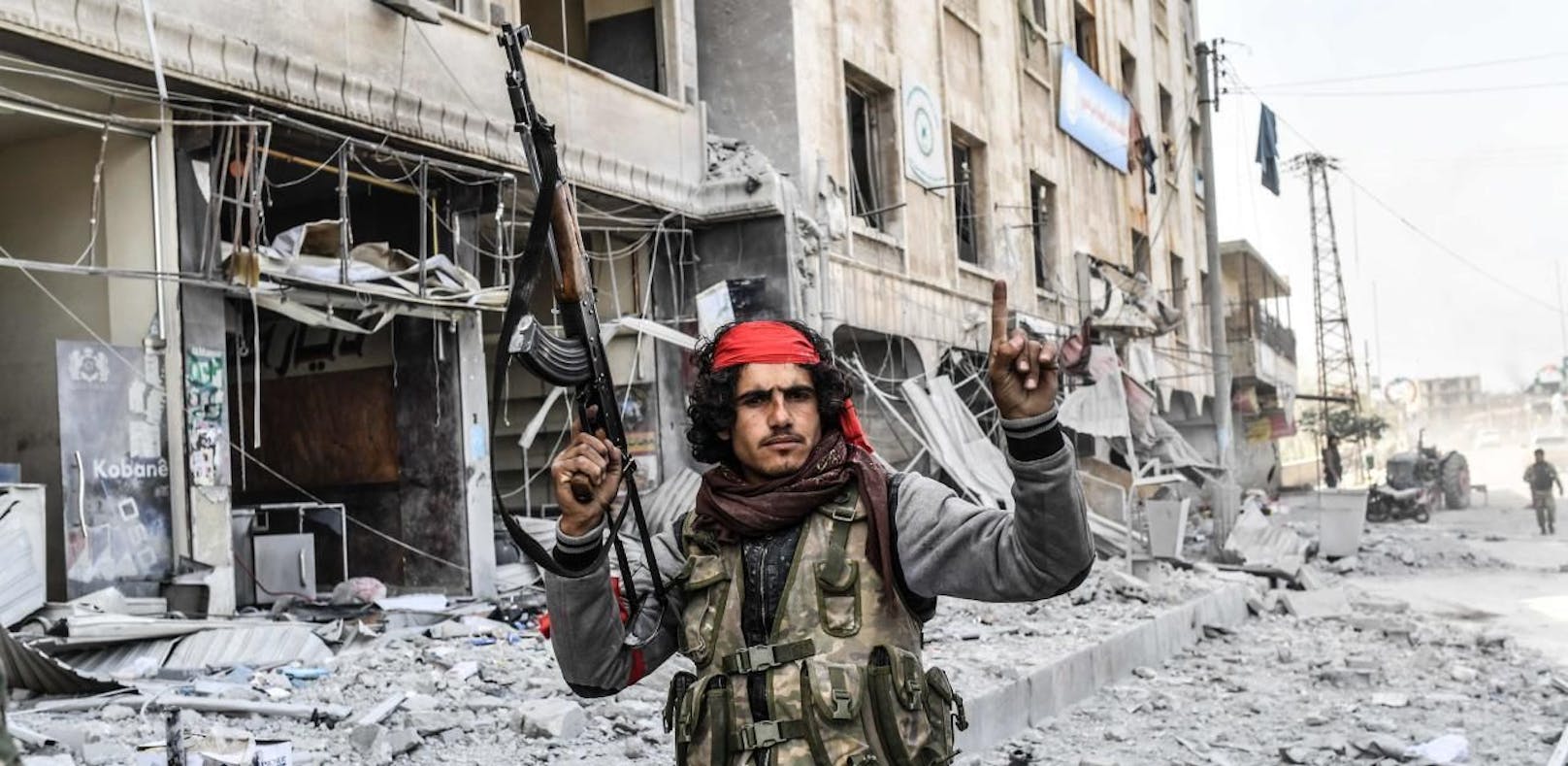 Ein syrischer Kämpfer auf Seiten der Türkei: So wie viele von ihnen erhob er nach der Eroberung Afrins den Zeigefinger ? die Erkennungsgeste der Dschihadisten des IS.