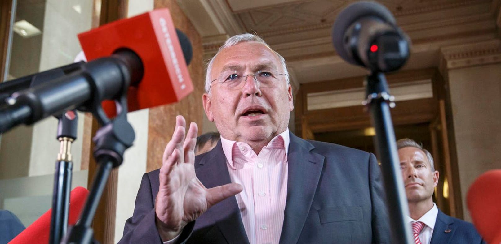 Alfred Gusenbauer glaubt nicht, dass er zur Belastung für die SPÖ werden könnte. 
