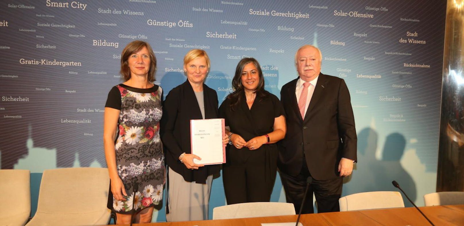 Von links: Sozialsprecherin Birgit Hebein (Grüne), Sozial-Stadträtin Sandra Frauenberger (SPÖ), Vize-Bürgermeisterin Maria Vassilakou (Grüne) und Bürgermeister Michael Häupl (SPÖ) 