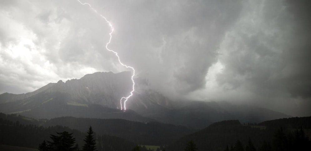 Der Mann wurde am Berg vom Gewitter überrascht.