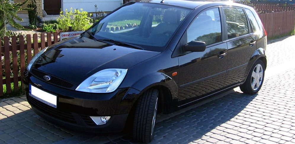 Symbolfoto eines älteren Ford Fiestas.