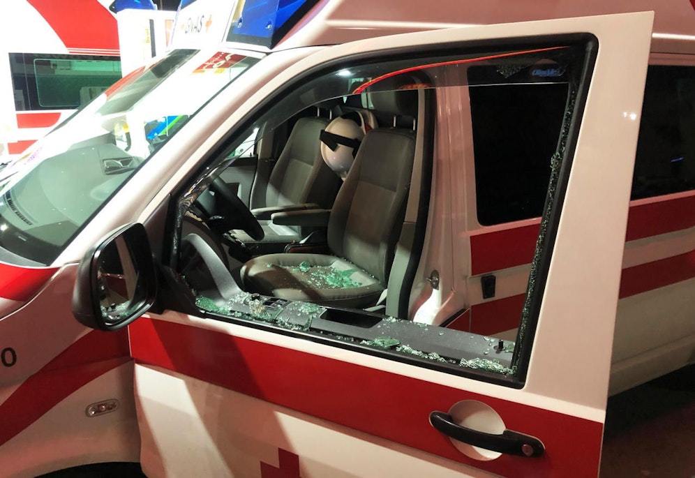 Ein Unbekannter hat in der Nacht auf Montag in Graz eine Billardkugel gegen ein Rotkreuz-Fahrzeug geschleudert.