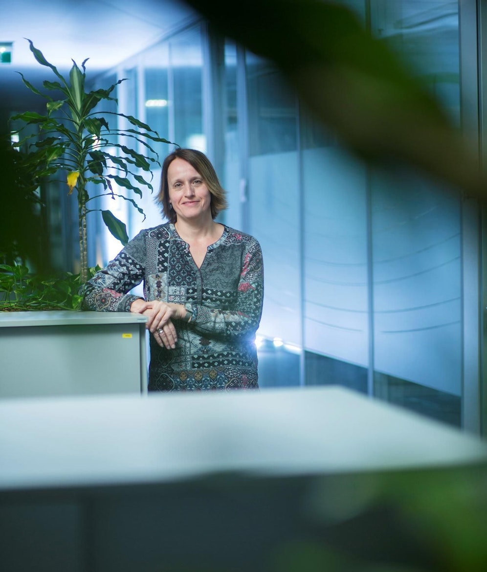 Leiterin der Wien Energie-Ombudsstelle Angela Vaverka greift armutsbetroffenen Wienern unter die Arme. (c) Wien Energie/Bubu Dujmic