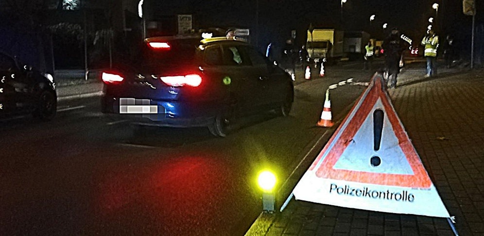 Eine der eingerichteten Kontrollstellen der Polizei für die Hochzeit.