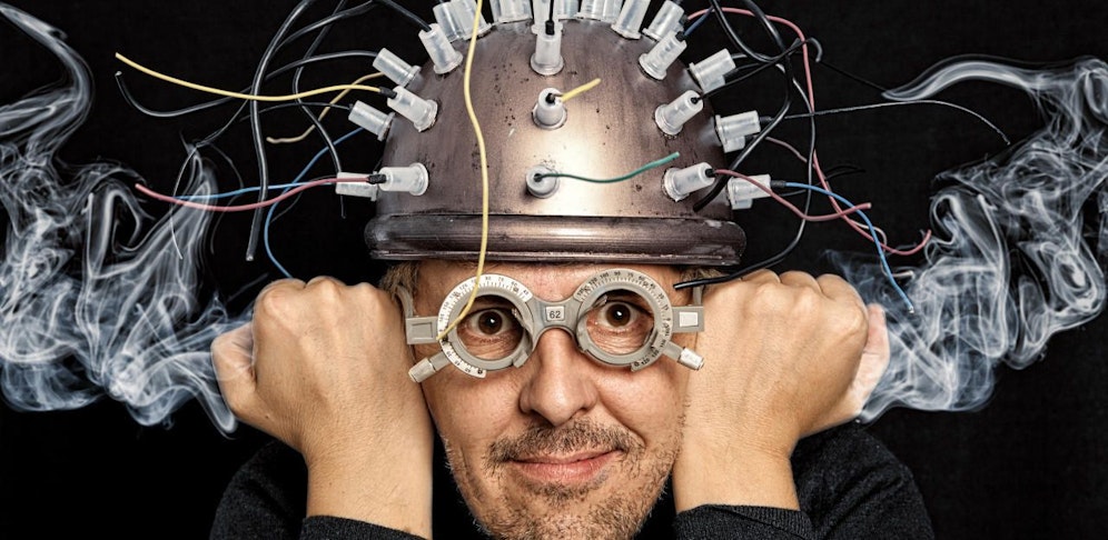 Unser Gehirn produziere aber pro Sekunde umgerechnet so viele Daten wie vier HD-Filme. Diese Daten  sprich Gedanken  will Facebook anzapfen und direkt umwandeln.