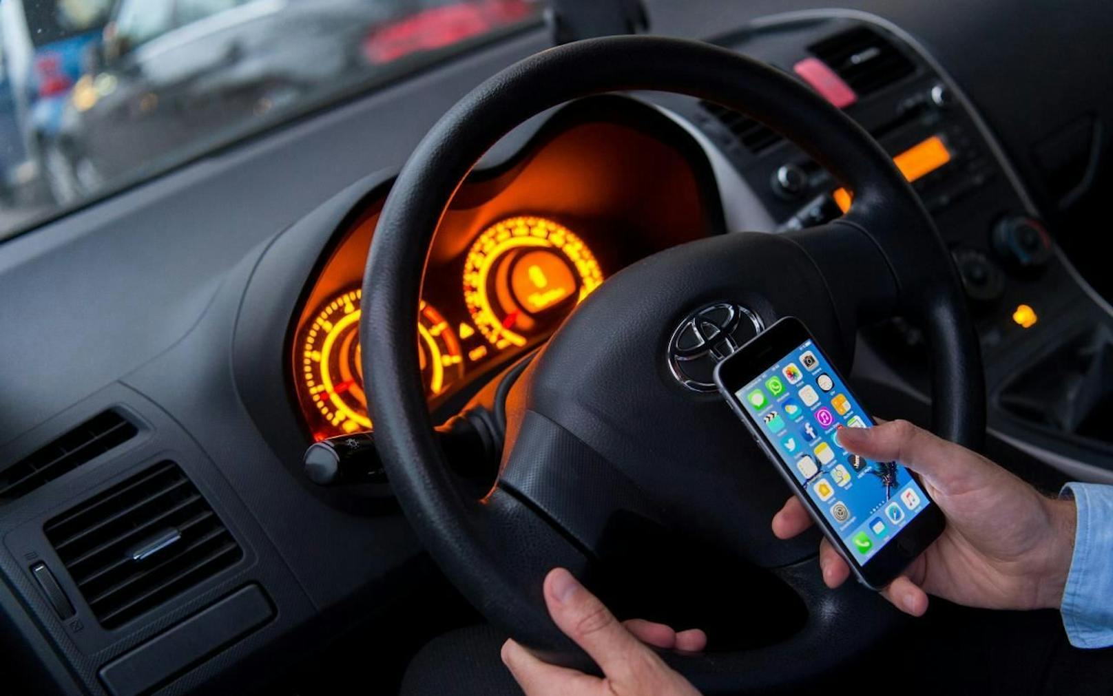 Rund einer Drittel der Wiener Autofahrer greift während der Fahrt zum Handy. (Symbolbild).