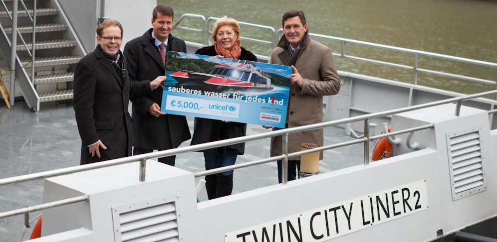 Der Scheck wurde feierlich am Twin City Liner überreicht.
