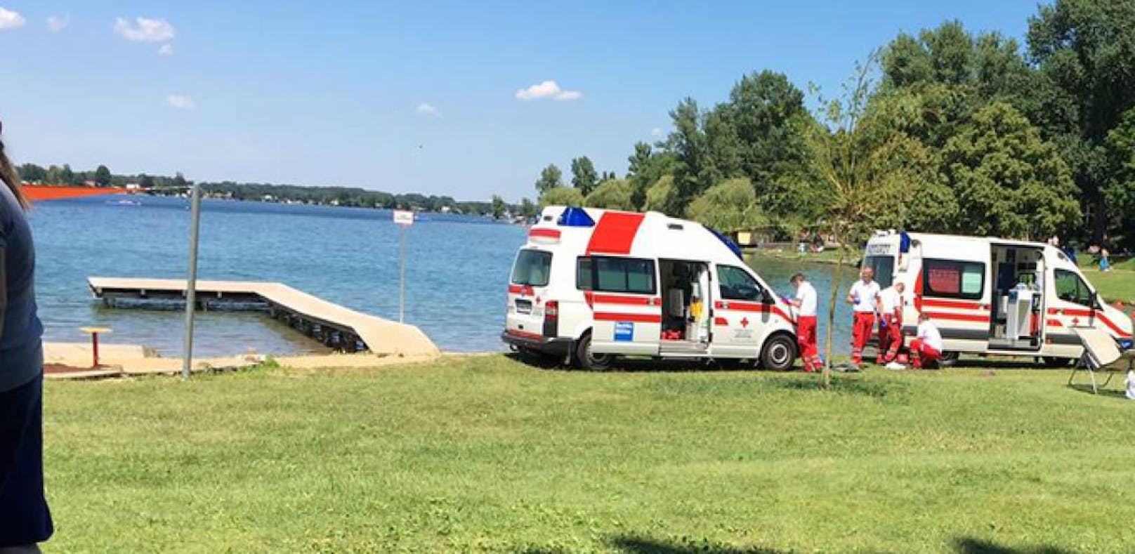 Zwei Männer am Neufelder See in Not geraten