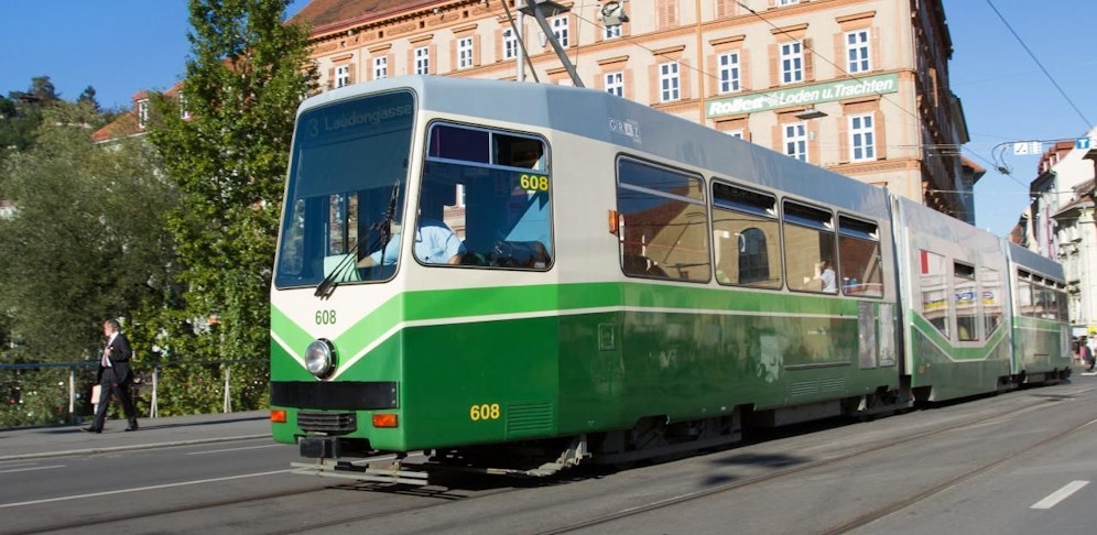Im Bild eine Straßenbahn auf der Erzherzog-Johann-Brücke in Graz.