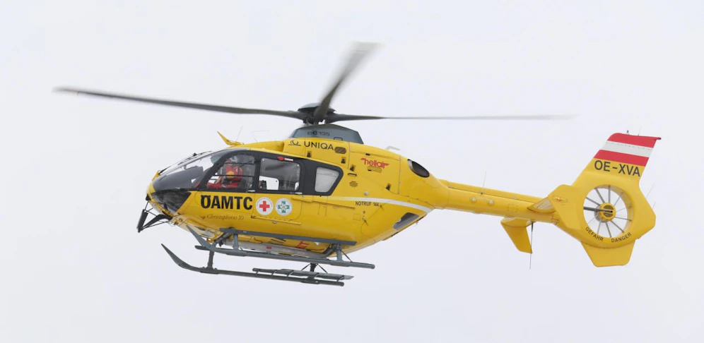Ein 40-jähriger Arbeiter musste per Heli ins Spital geflogen werden. 