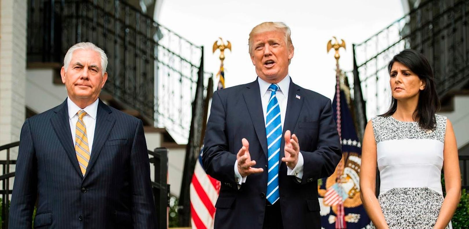 US-Präsident Donald Trump (M) mit US-Außenminister State Rex Tillerson (L) und der nordamerikanischen UN-Botschafterin Nikki Haley (R) in Trumps Golfklub in Bedminster, New Jersey.