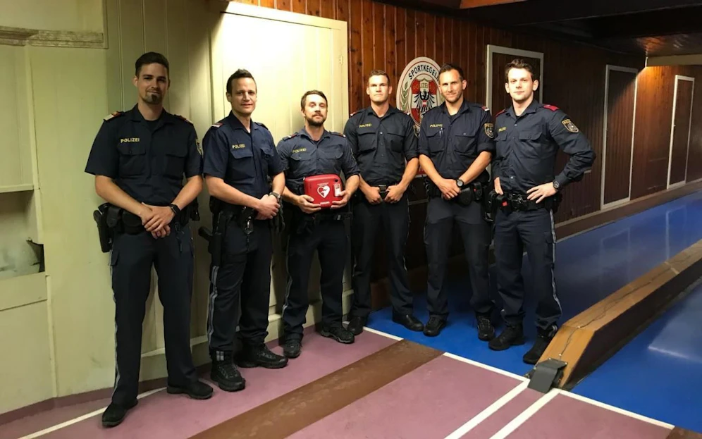 Die Lebensretter: Bezirksinspektor Andreas Z., Revierinspektor Joseph H., Inspektor Martin B., Inspektor Christoph H., Inspektor Roland S., und Aspirant Clemens H. versehen alle ihren Dienst in der Polizeiinspektion Keplergasse.