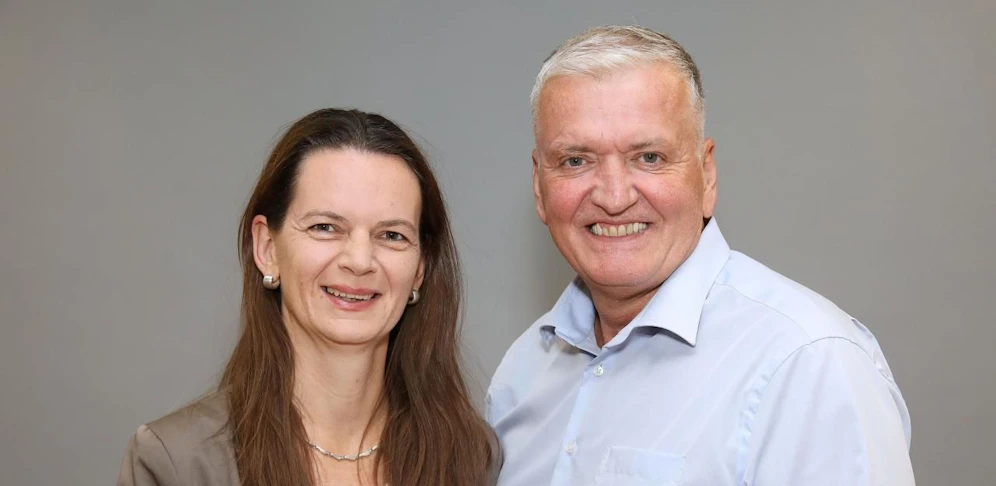 Bürgermeisterin von St. Valentin Kerstin Suchan-Mayr und Landesvize Franz Schnabl (SP) freuen sich über Nominierung.