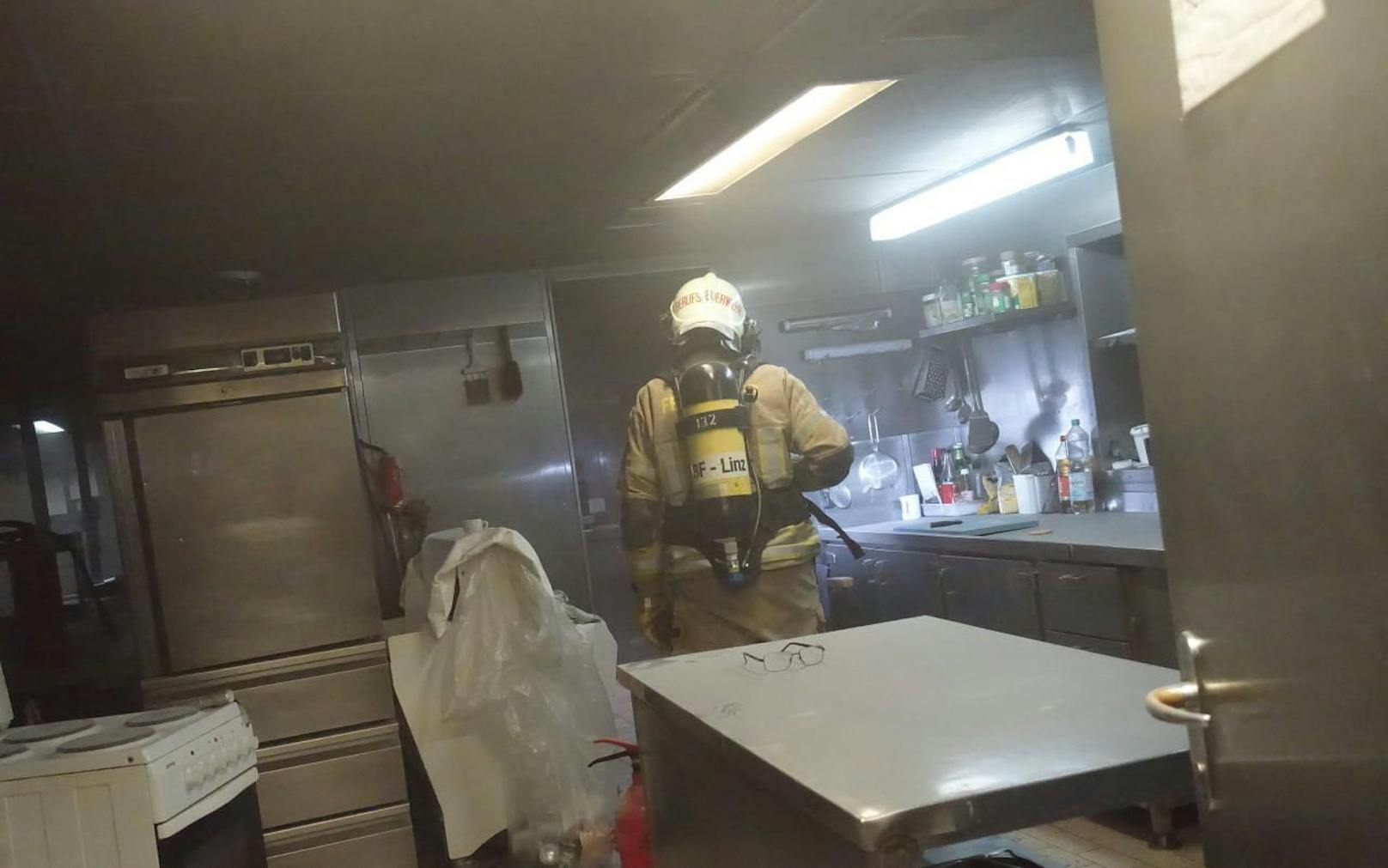 Das Feuer war in der Küche des Passagierschiffs ausgebrochen. 