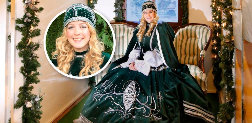 Jedes Jahr darf ein anderes Steyrer Christkindl das 15 Kilo schwere Kleid tragen. Heuer ist es die 18-jährige -Schülerin Teresa Schweinschwaller (siehe Kreisbild).