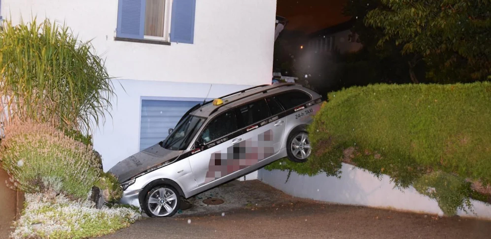 Hier endete die Irrfahrt mit dem gestohlenen Taxi. (Quelle: Kantonspolizei St.Gallen)