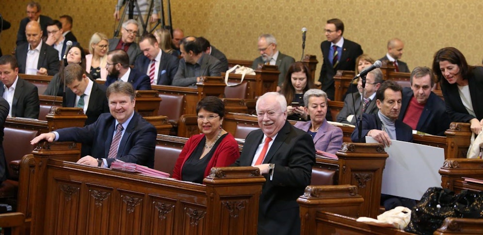 Die Stadträte Michael Ludwig und Renate Brauner mit Bürgermeister Häupl heute im Rathaus. 