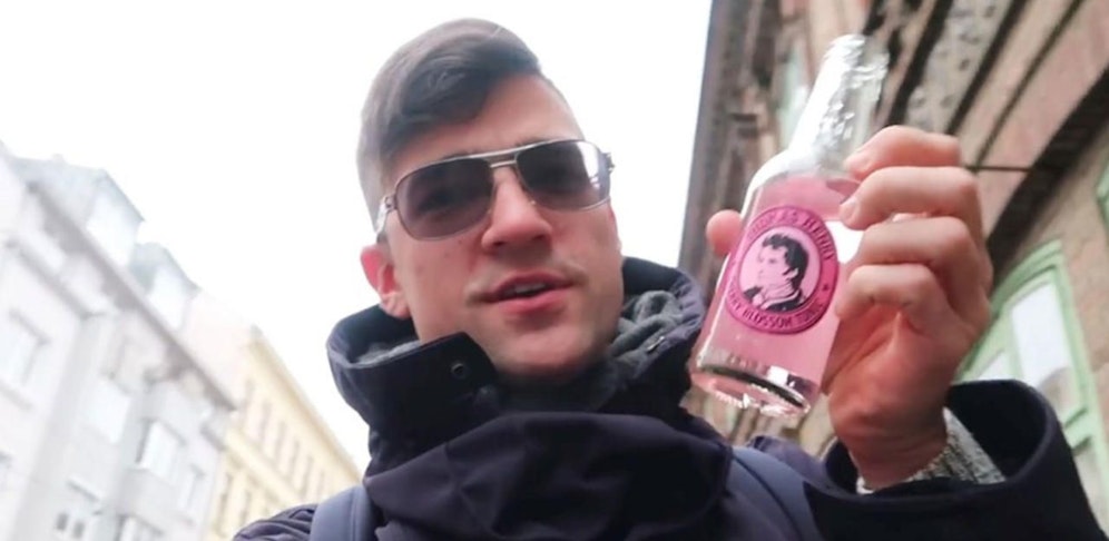 In einem Youtube-Video gab der rechtsextreme Aktivist Martin Sellner Brausehersteller Thomas Henry als seinen Sponsor aus.