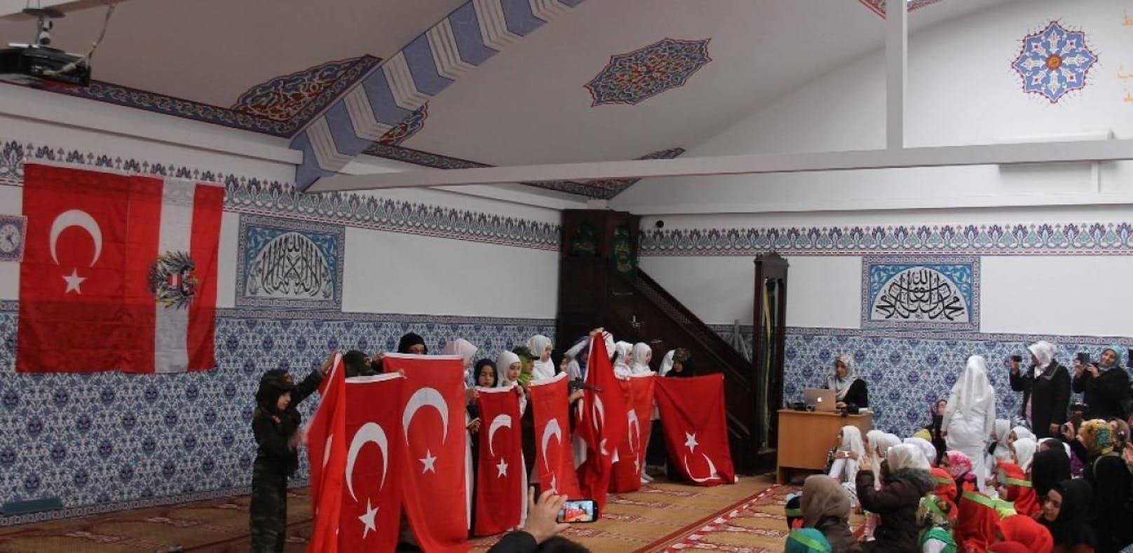 Vorfälle wie die militaristischen Inszenierungen in einer Wiener Atib-Moschee sollen nun von einer eigenen Beobachtungsstelle dokumentiert werden.