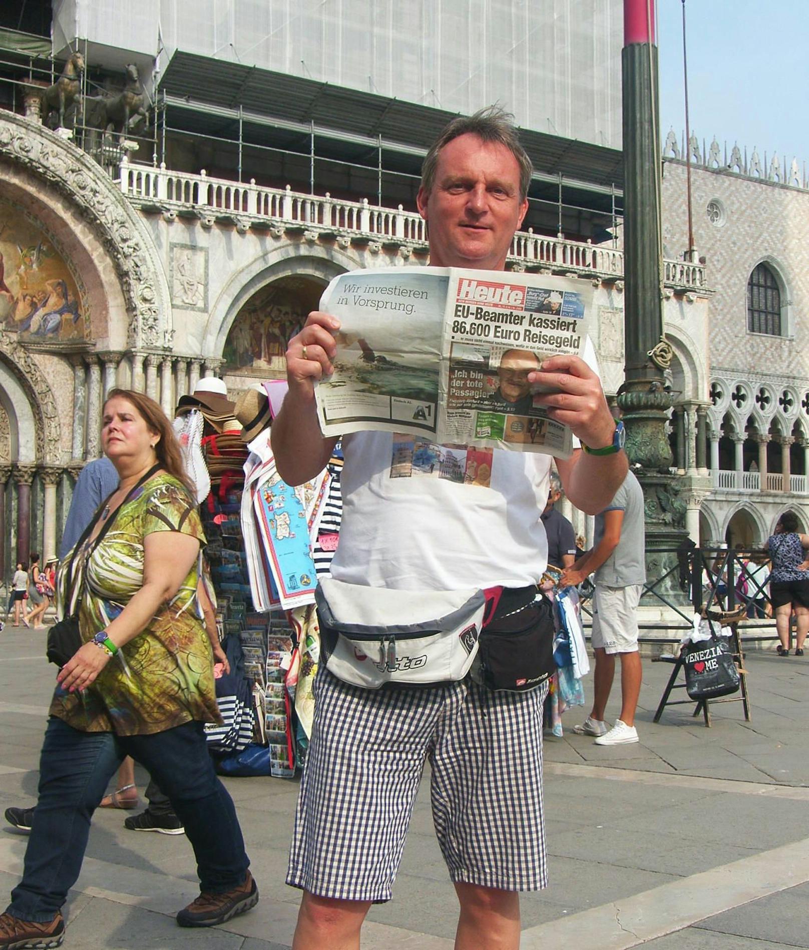 Leser Andreas mit seiner &quot;Heute&quot; in Venedig (Italien).