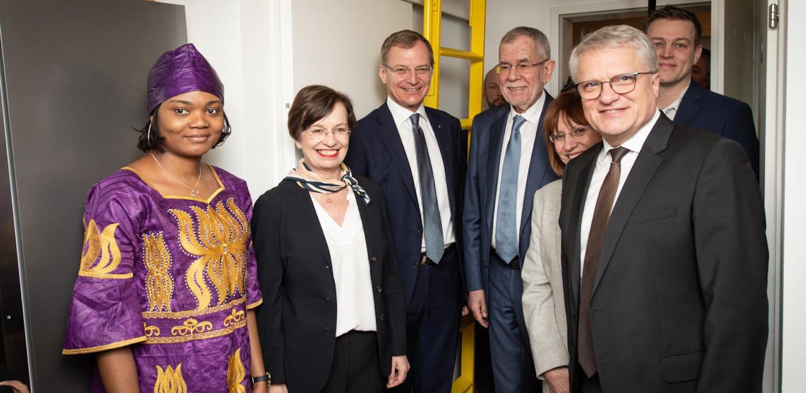 Bundespräsident Alexander Van der Bellen (4.v.l.) besuchte am Mittwoch Linz. 