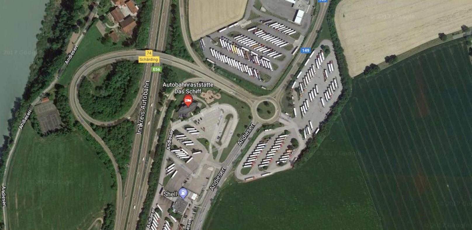 An der Raststation in St. Marienkirchen (Bez. Schärding) erfasste ein Autofahrer einen Lkw-Lenker, der zu Fuß die Straße überqueren wollte.