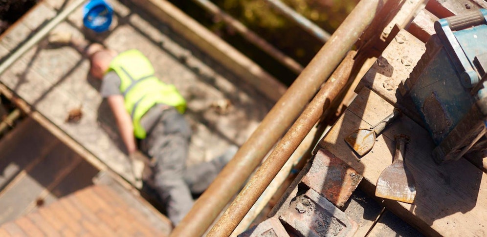 Der Mann stürzte mehrere Meter in die Tiefe