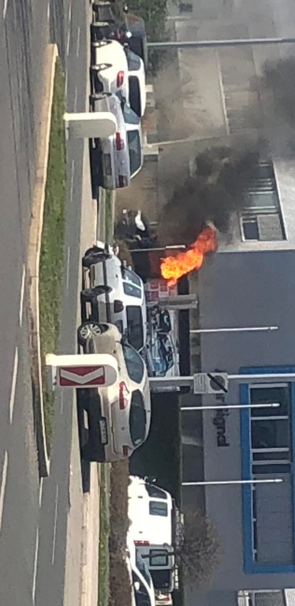 Im Innenraum dieses Fahrzeugs brach unvermittelt ein Feuer aus.