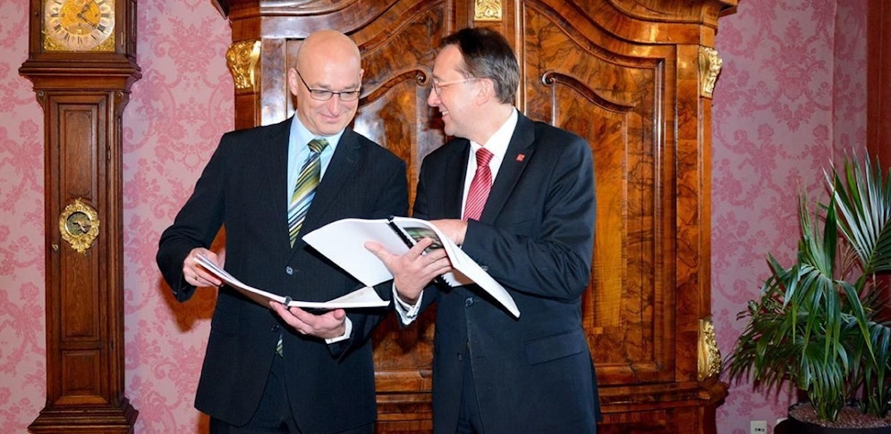 St. Pöltens Finanzchef Thomas Wolfsberger (li.) und Bürgermeister Matthias Stadler präsentierten ihren Entwurf.