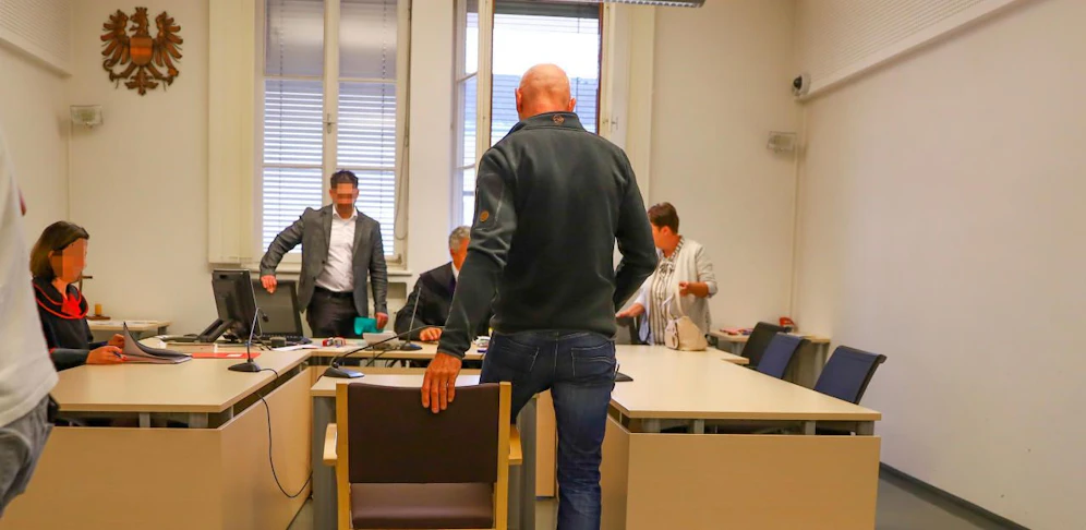 Der Angeklagte hat als Polizist 14 mal das polizeiliche Strafregister nach  einem 69-Jährigen abgefragt. 