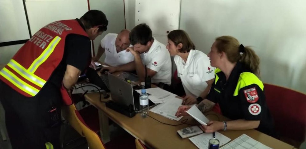 Frau im Raum Fischamend vermisst: Einsatzbesprechung bei den Suchkräften.