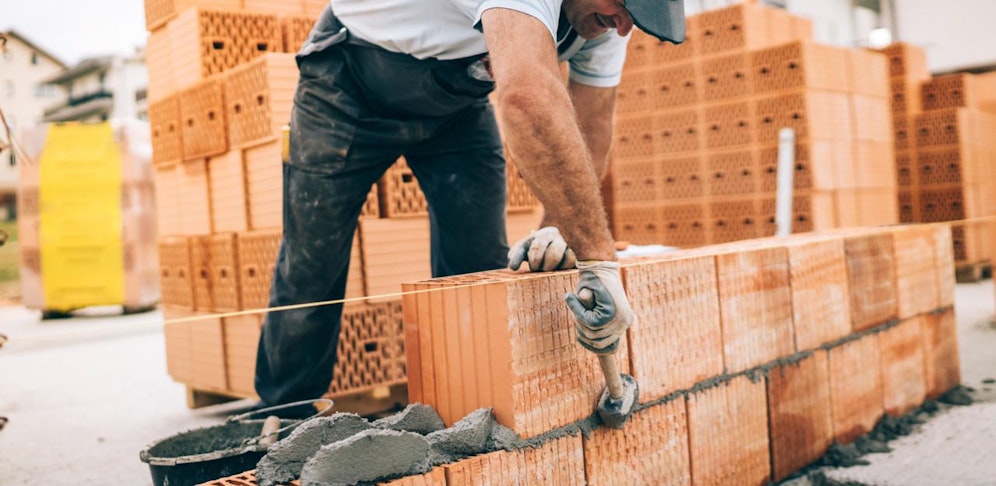 Symbolbild eines Bauarbeiters.