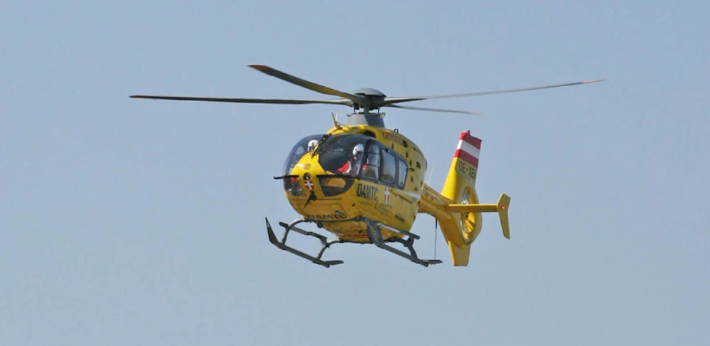 Der Unfalllenker wurde mit einem Notarzthelikopter in ein Spital geflogen, wo er seinen Verletzungen erlag. Symbolbild
