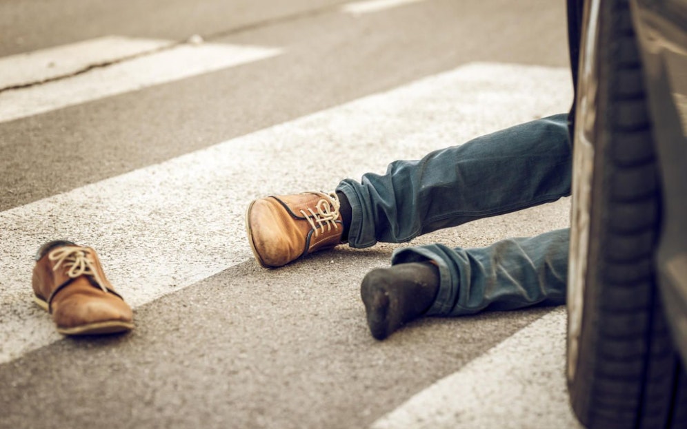 Das Kind lief plötzlich auf die Straße.