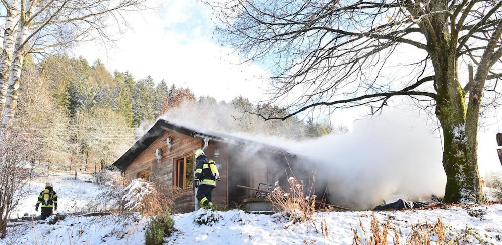 Ein Holzhaus in Bad Zell geriet in Brand.Der Hausbewohner konnte nur mehr tot geborgen werden.  