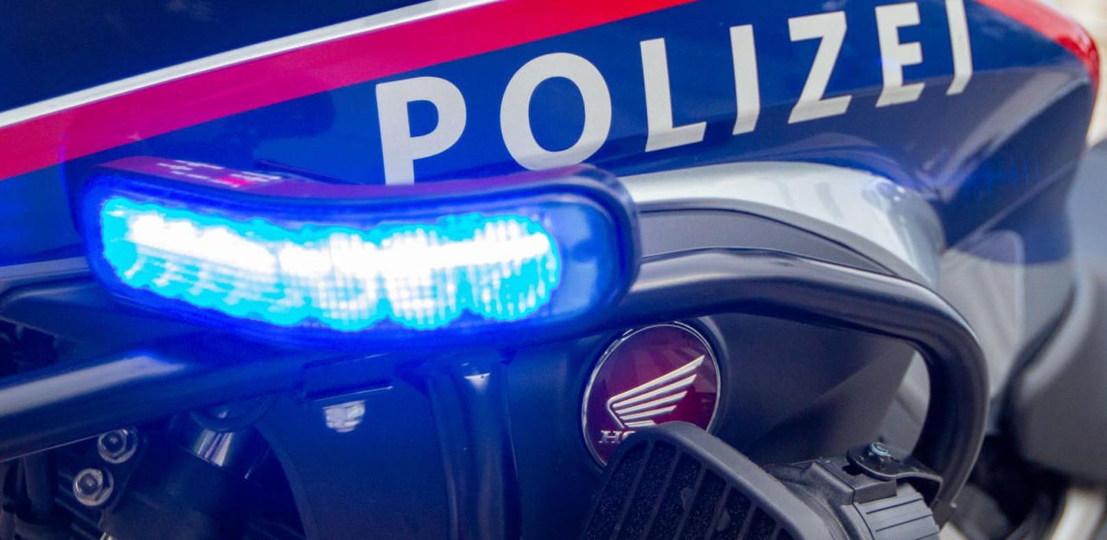 Das Polizei-Logo auf einem Motorrad aufgenommen am Dienstag, 7. Mai 2019, in Wien. Symbolbild