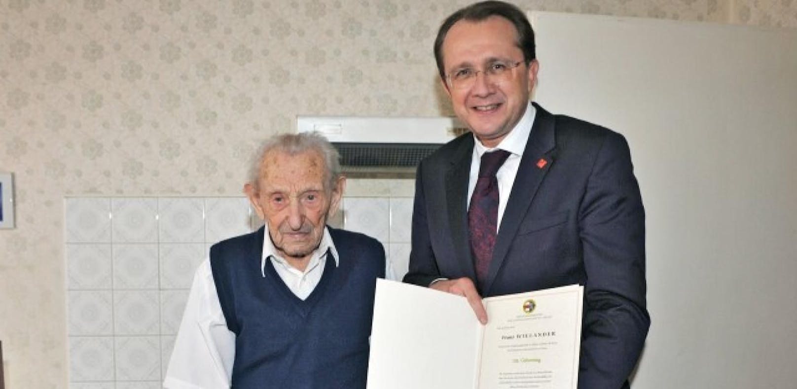 Bürgermeister Matthias Stadler gratuliert Franz Wielander, dem ältesten St. Pöltner, zu dessen 105. Geburtstag.