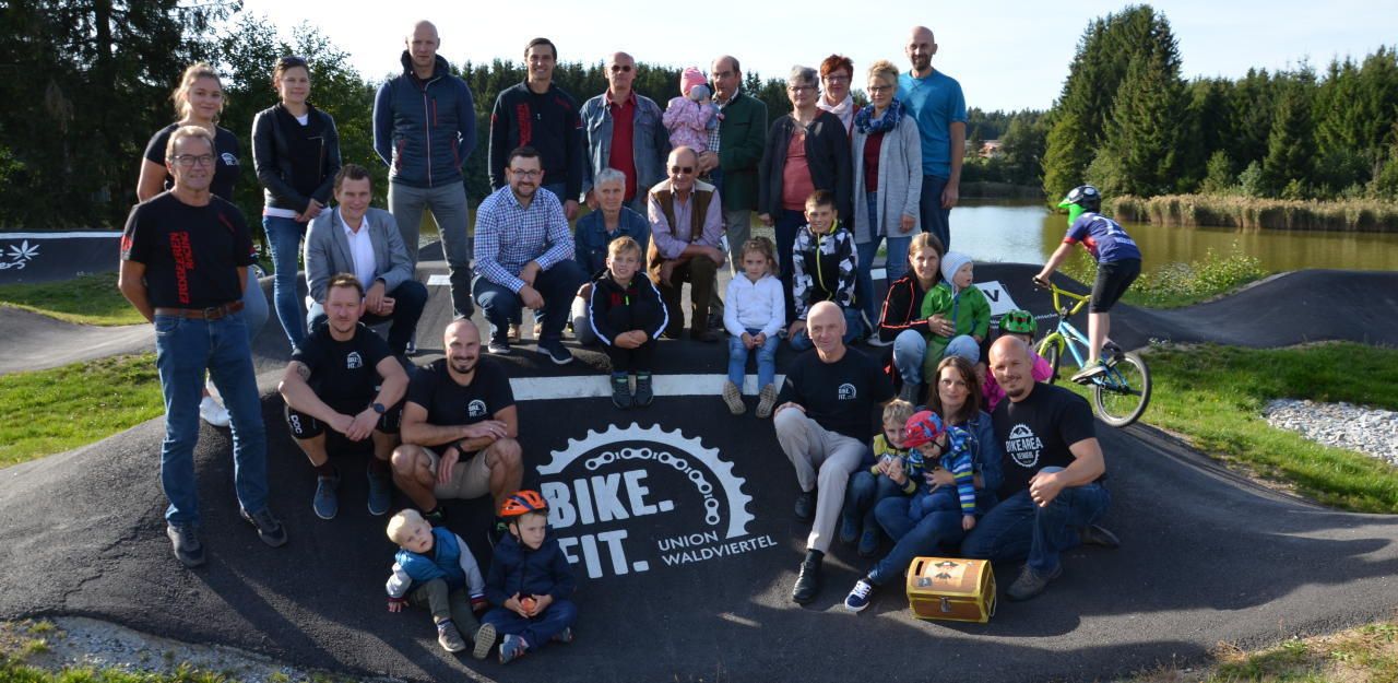 Heute.at - Verein radelt für kleinen Oskar einmal um die Welt
