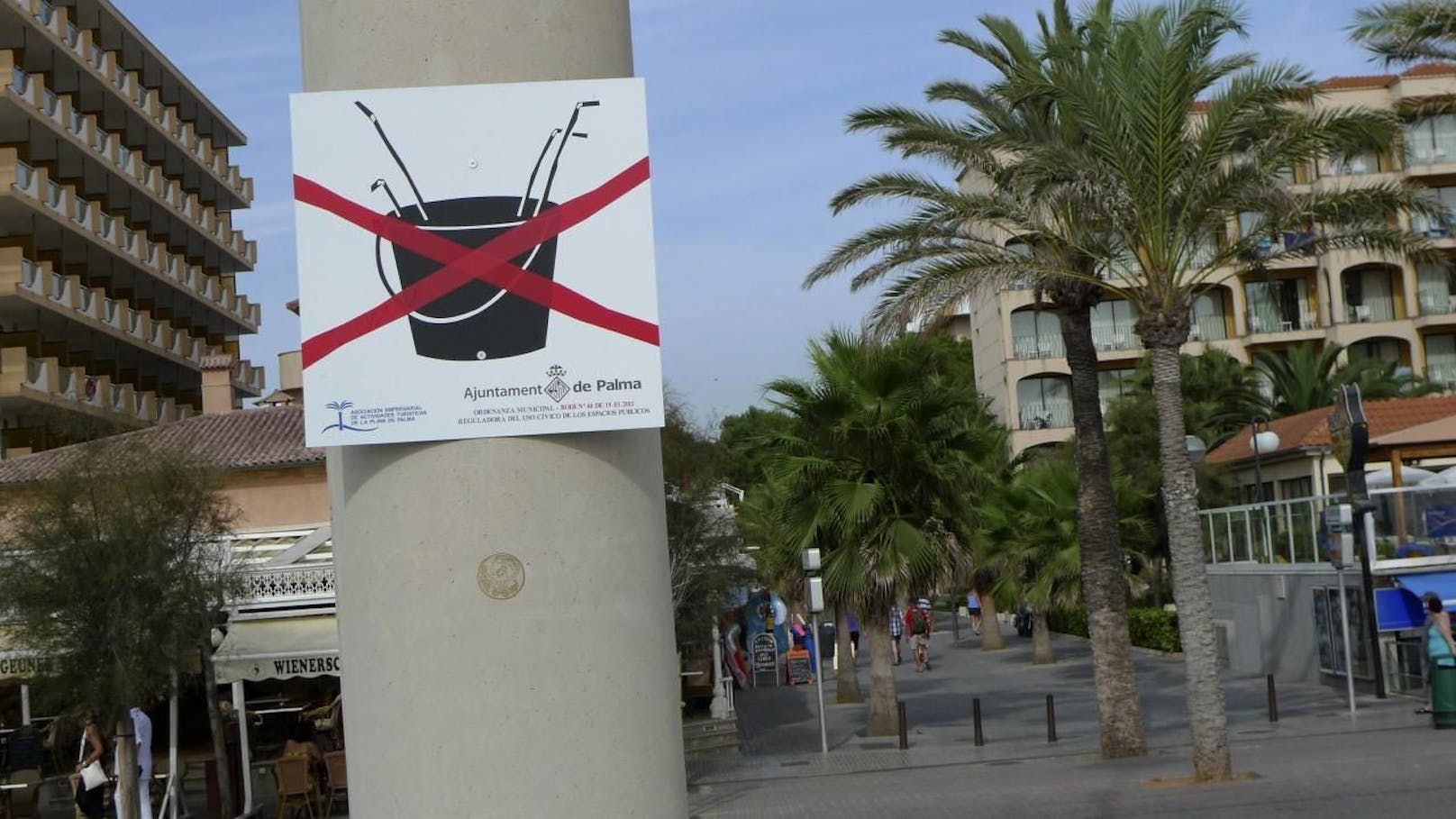 Dieses Schild gibts wohl nur auf Mallorca! Das &quot;Eimersaufen&quot; in den Straßen ist bereits seit 2012 verboten, jetzt hagelt es saftige Strafen von bis zu 3.000 Euro. 