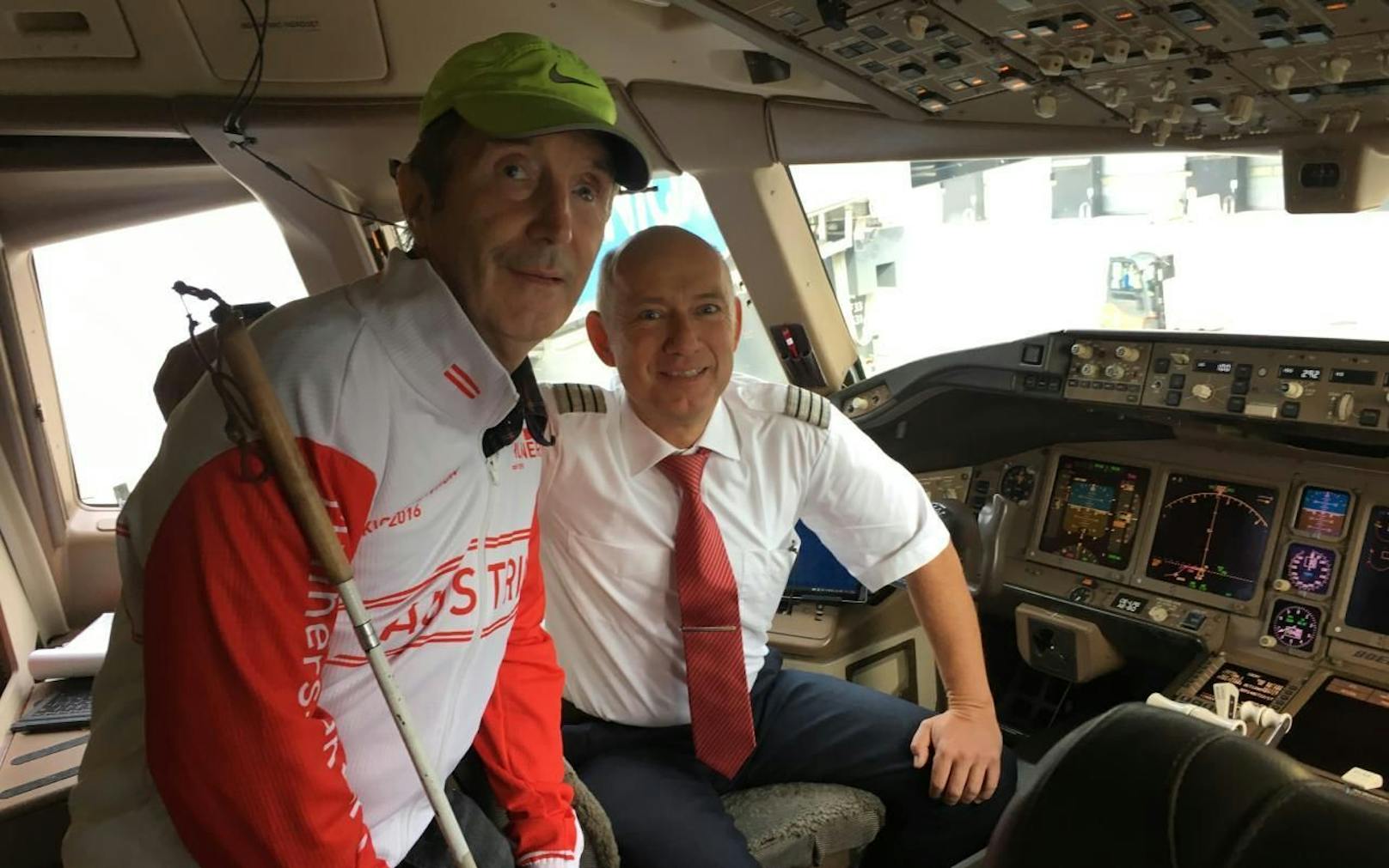 Paralympics-Legende Hans-Ewald Grill (li.) im Cockpit der AUA-Maschine nach New York. Pilot Robert Berger wünschte dem Wiener alles Gute für den Marathon am Sonntag.