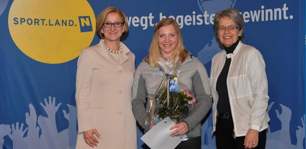 Landeshauptfrau Johanna Mikl-Leitner gemeinsam mit Katharina Gallhuber (Ski Alpin) und Sportlandesrätin Petra Bohuslav bei der offiziellen Olympiaverabschiedung.  