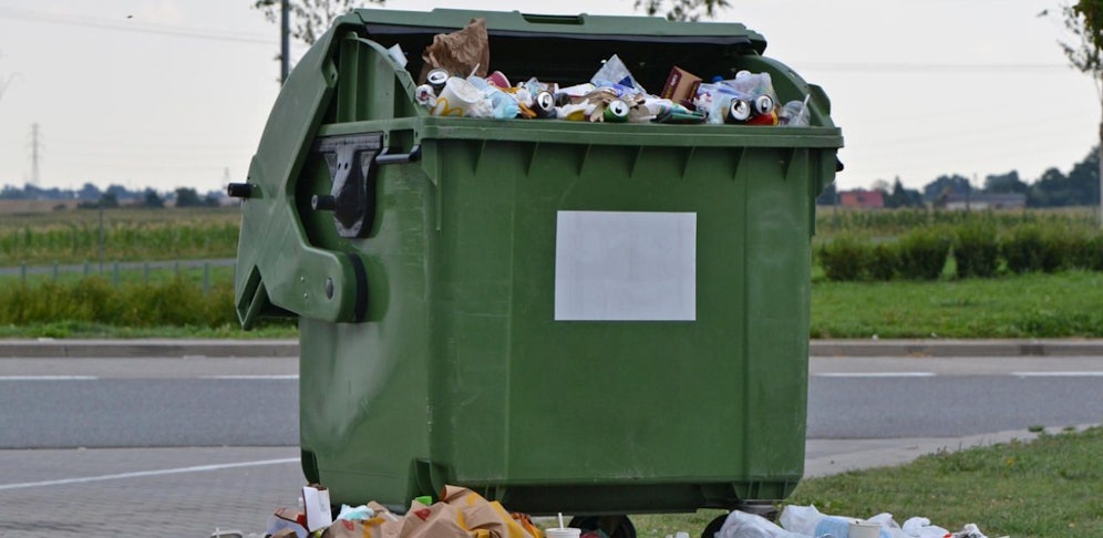 Einer der beiden Raser versteckte sich in einer Mülltonne vor der Polizei. (Symbolfoto)