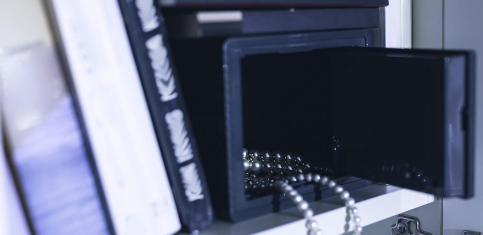 Der Pflegehelfer räumte den Tresor der Seniorin leer.